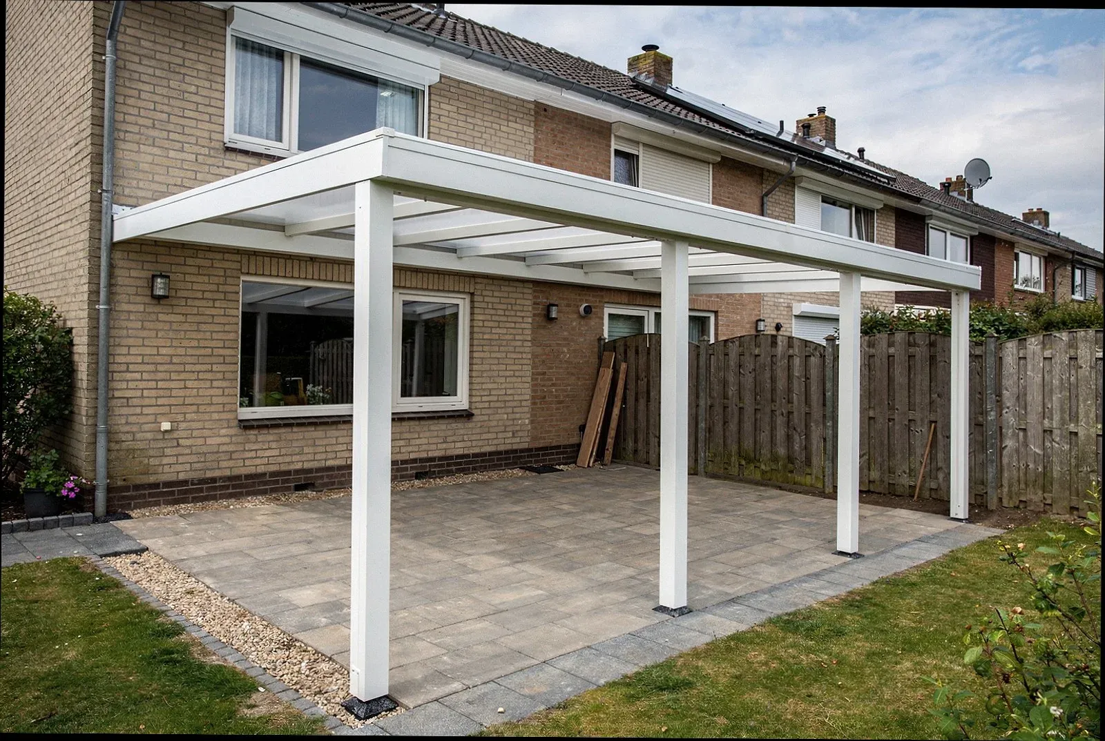 Fertig montierte Terrassenüberdachung am Reihenhaus in Nürnberg