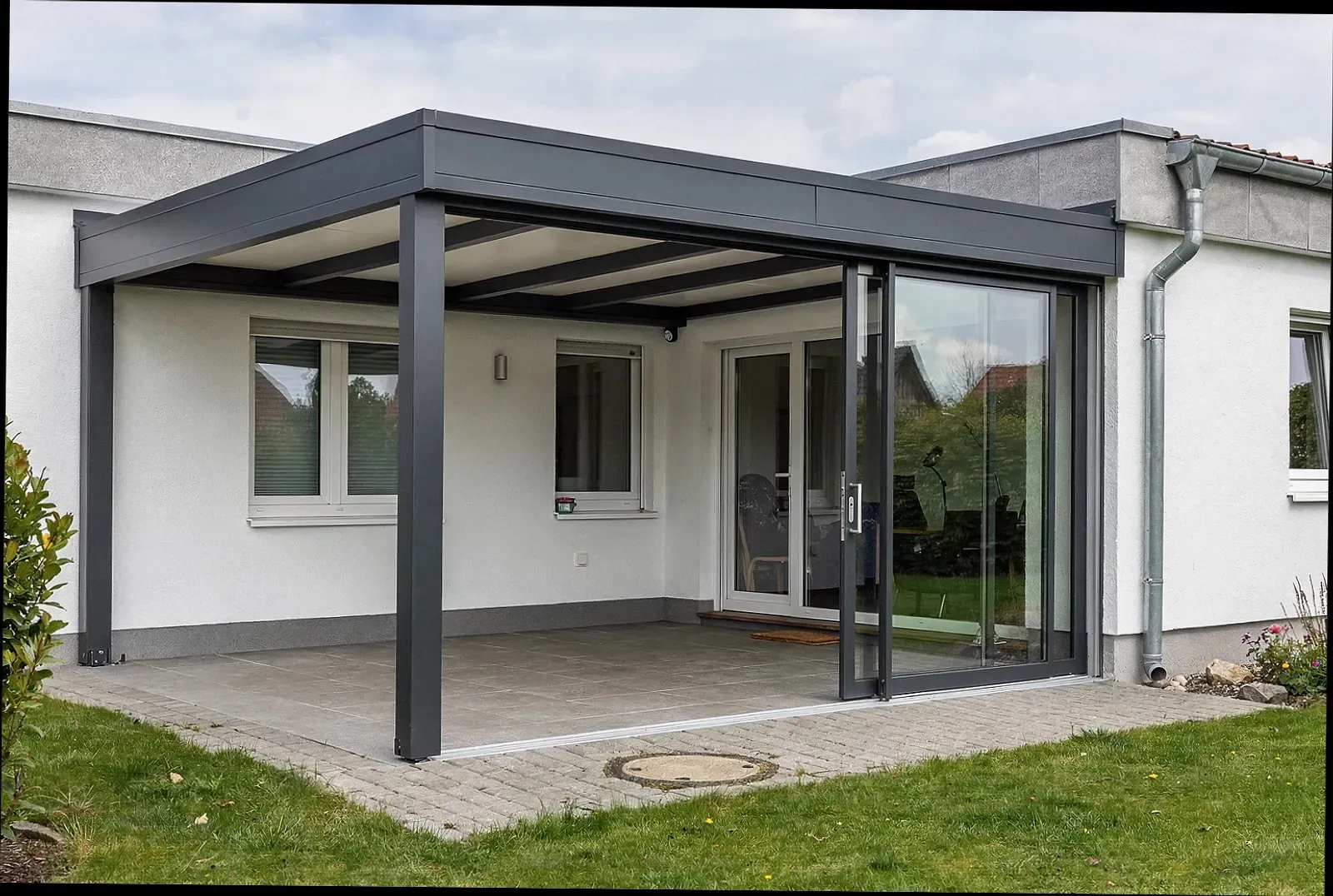 Terrassenüberdachung mit Glasschiebewand an einem Reihenhaus in Nürnberg